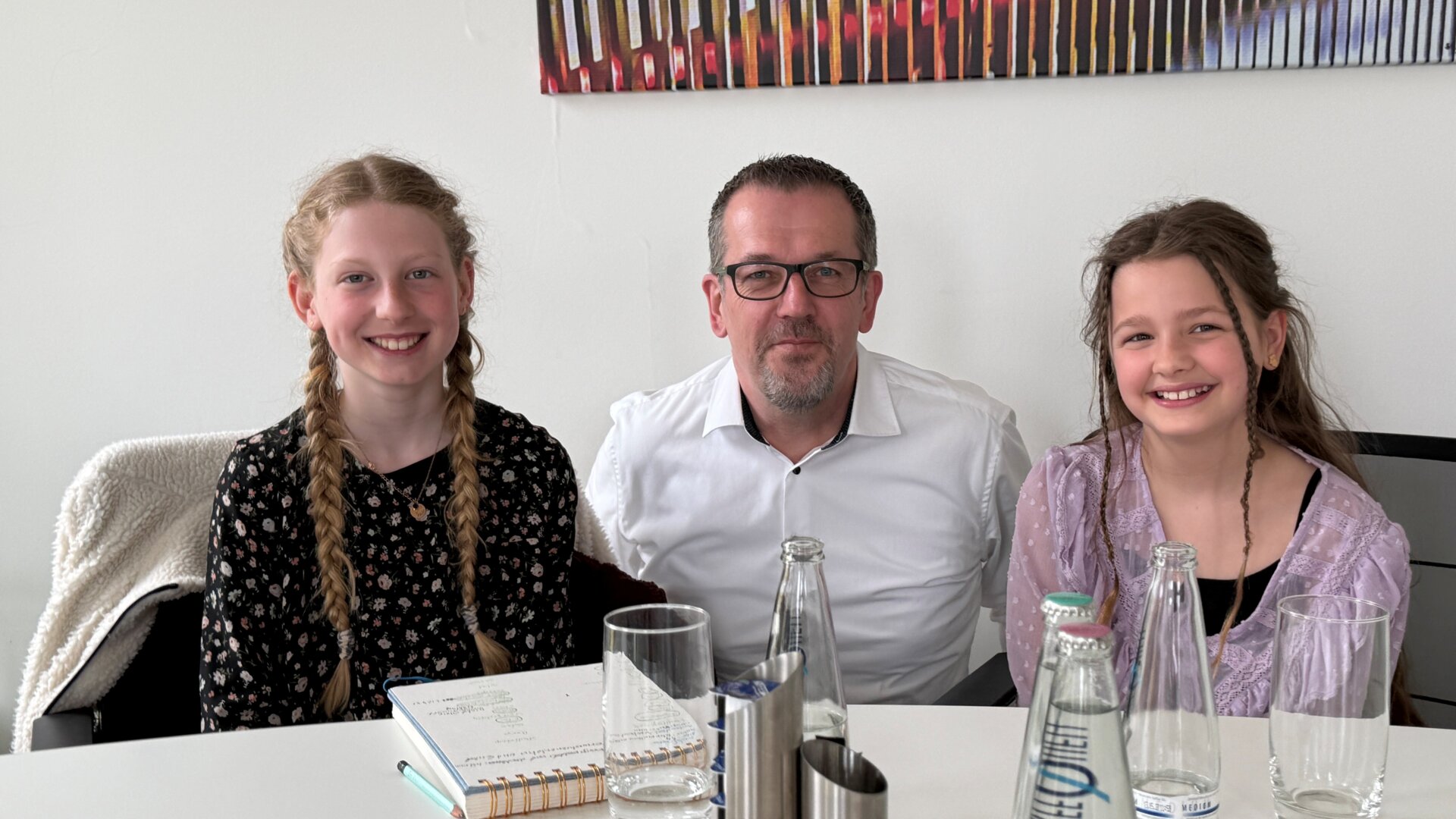 Schülerinnen der Grundschule am Wasserturm interviewen Bürgermeister Richter