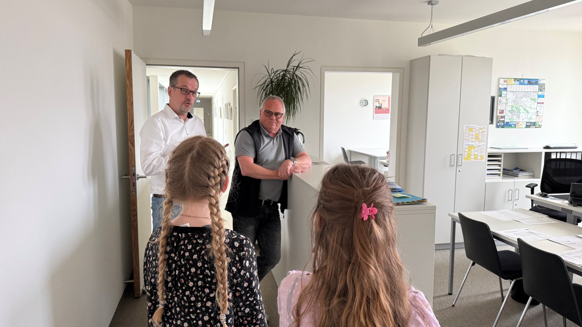 Schülerinnen der Grundschule am Wasserturm interviewen Bürgermeister Richter