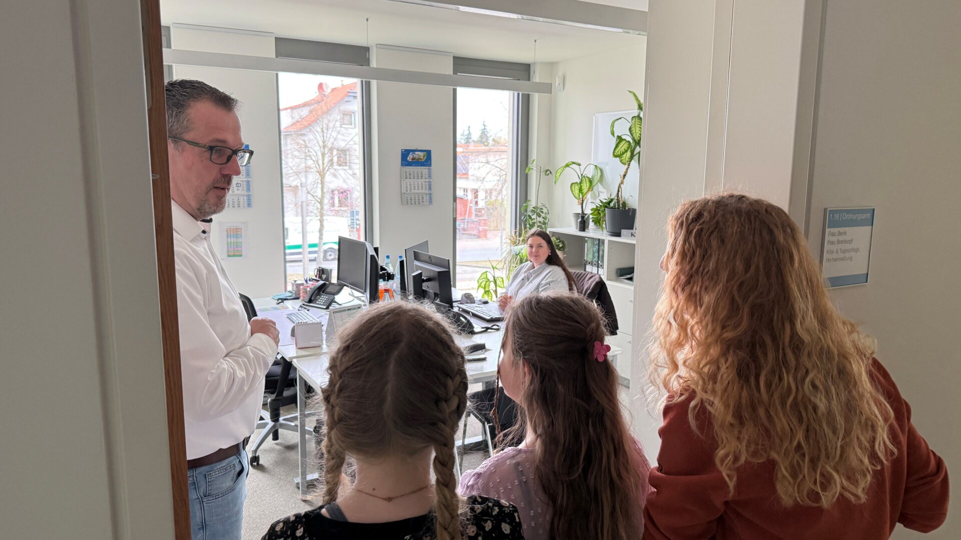 Schülerinnen der Grundschule am Wasserturm interviewen Bürgermeister Richter