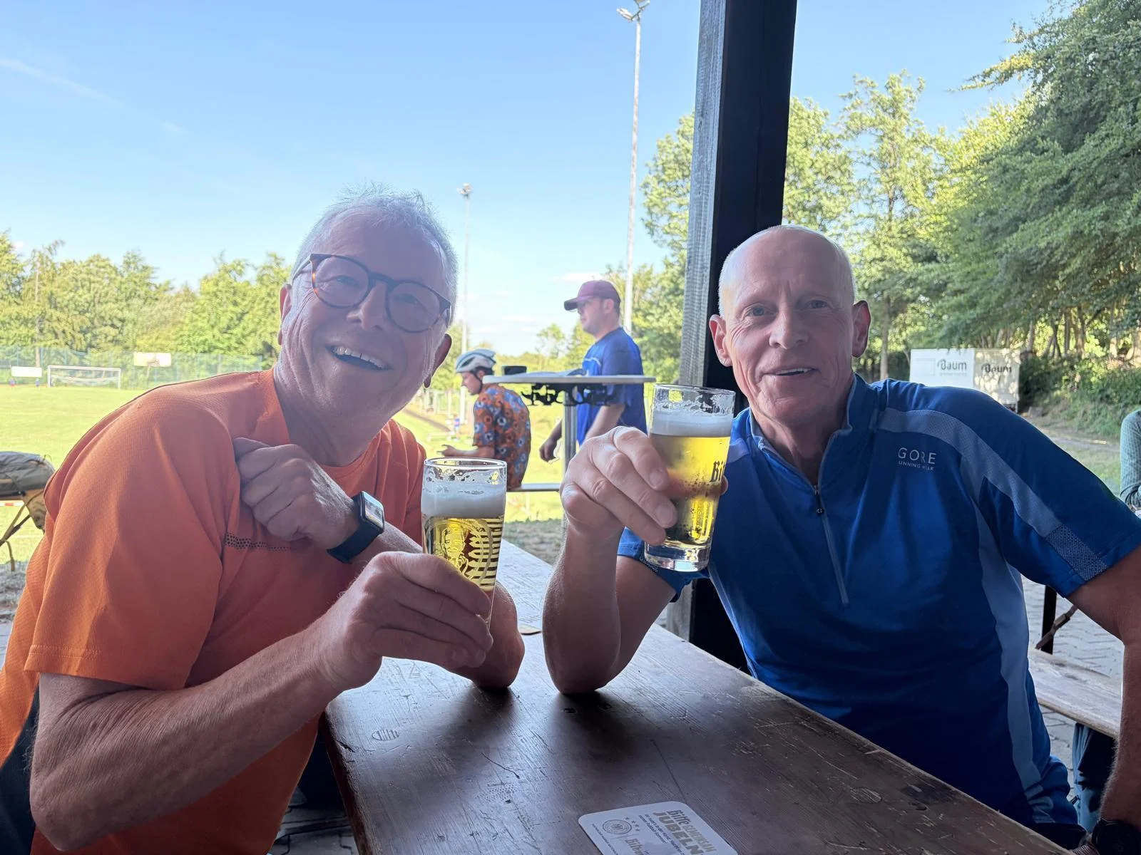 Karl-Heinz und Uwe beim wohlverdienten Belohnungsbier
