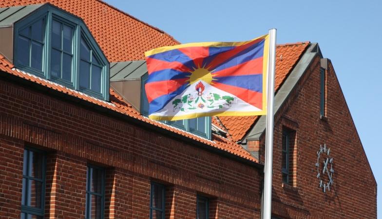 Tibet-Flagge vor dem Wyker Amtsgebäude. Archivfoto: Peter Schulze