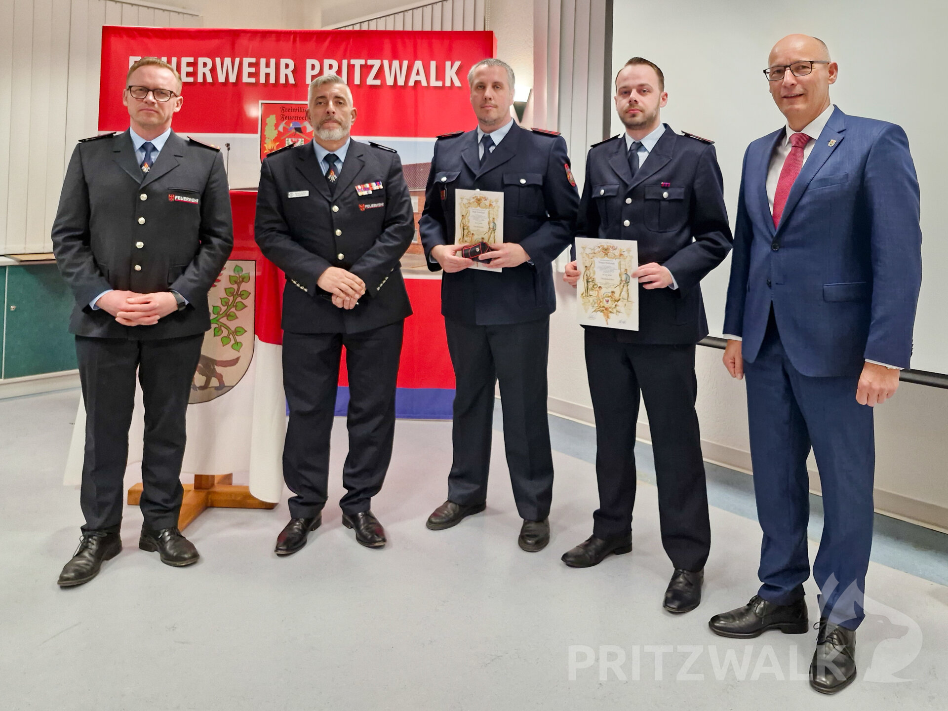 Bei der Jahreshauptversammlung der Ortsfeuerwehr Pritzwalk wurden Maik Senninger (M.) und Bryan Riefstahl (2.v.r.) befördert. Es gratulier-ten Bürgermeister Dr. Ronald Thiel (r.), Ortswehrführer Adrian Zechser (2.v.l.) und Frank Herrling als stellvertretender Stadtwehrführer. Foto: Stadt Pritzwalk