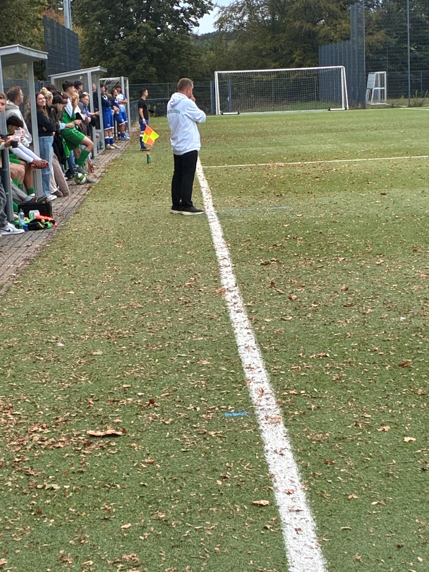Trainer Thorsten Berg hochkonzentriert an der Seitenlinie und mit der richtigen Taktik für seine Jungs.