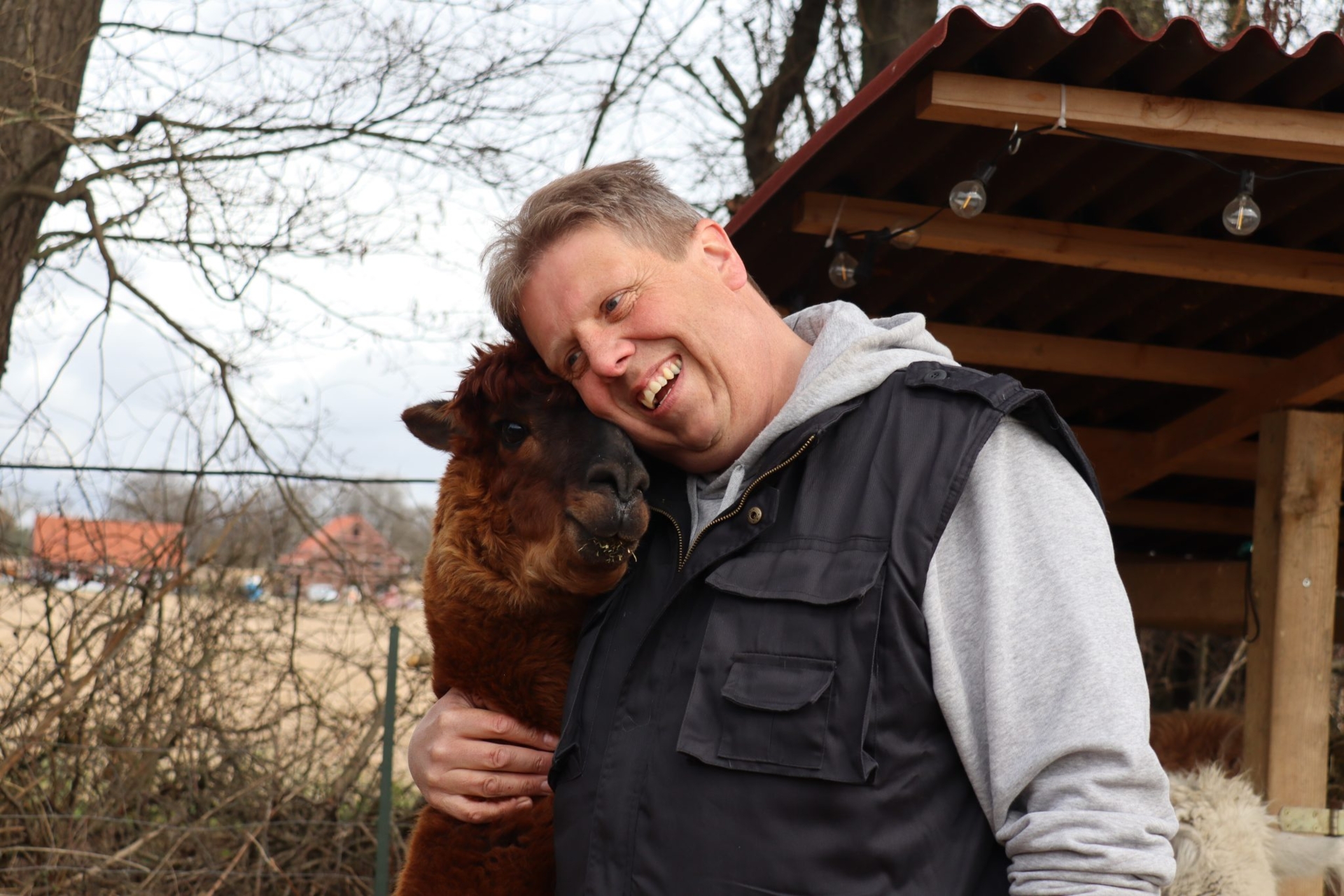 Beste Freunde - Andreas Homann mit seinem Alpaka Nils