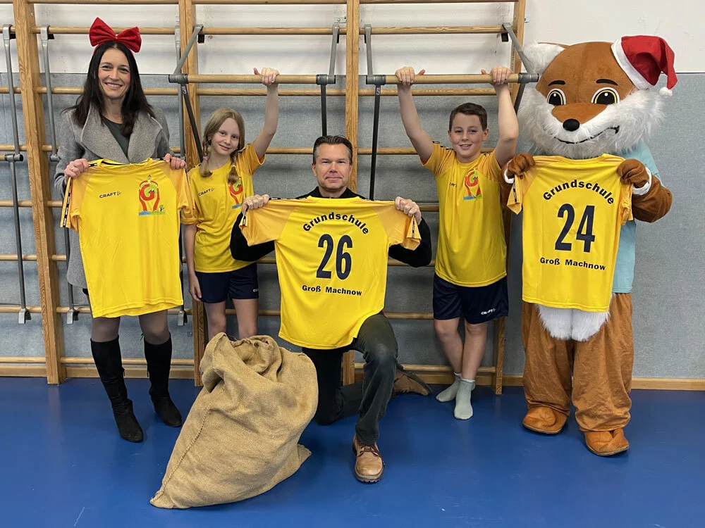 Übergabe Sport-Shirts