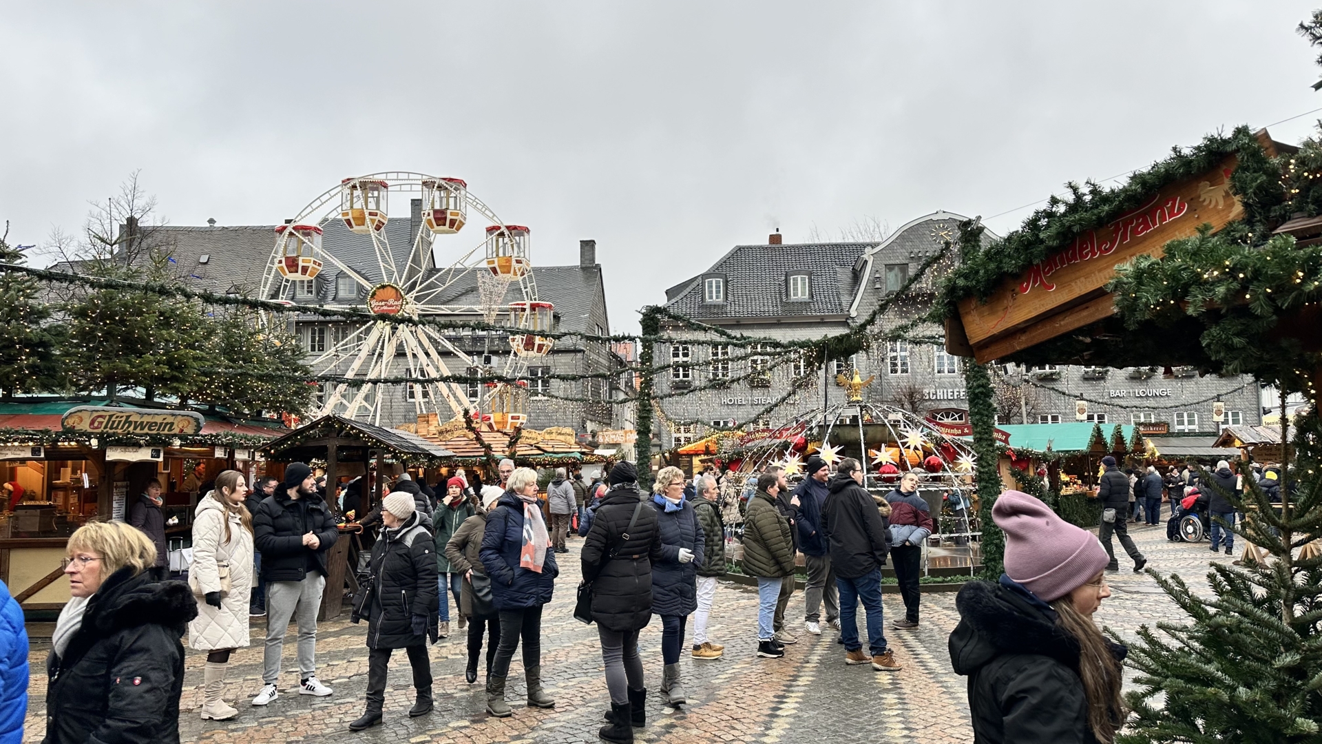 Die Fahrgäste der Wipperliese auf dem Weihnachtsmarkt Goslar