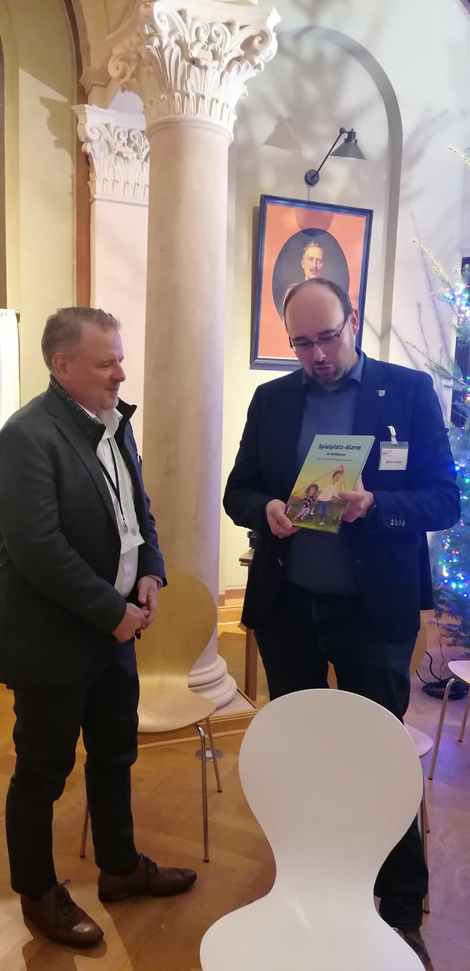 Was macht eigentlich ein Bürgermeister? Björn Langner (r.) überreichte ein Kinderbuch zu diesem Thema an Stefan Klein, den Vorsitzenden des Begleitausschusses. Foto: Dörthe Ziemer