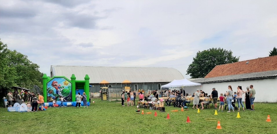 Kindertagsfest mit Hüpfburg in Steinsdorf
