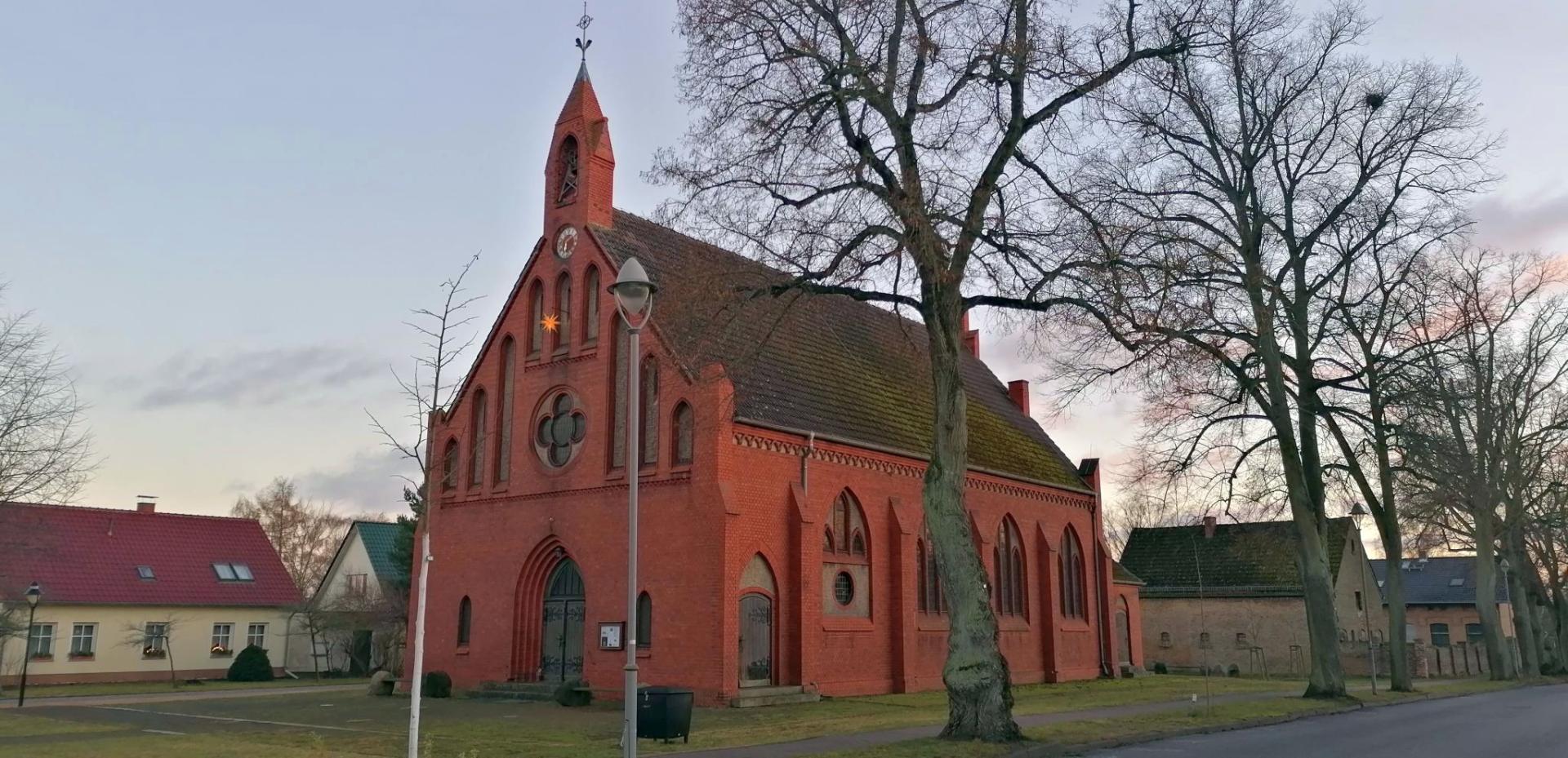 Die Kirche am Dorfanger in Töpchin. Foto: Dörthe Ziemer