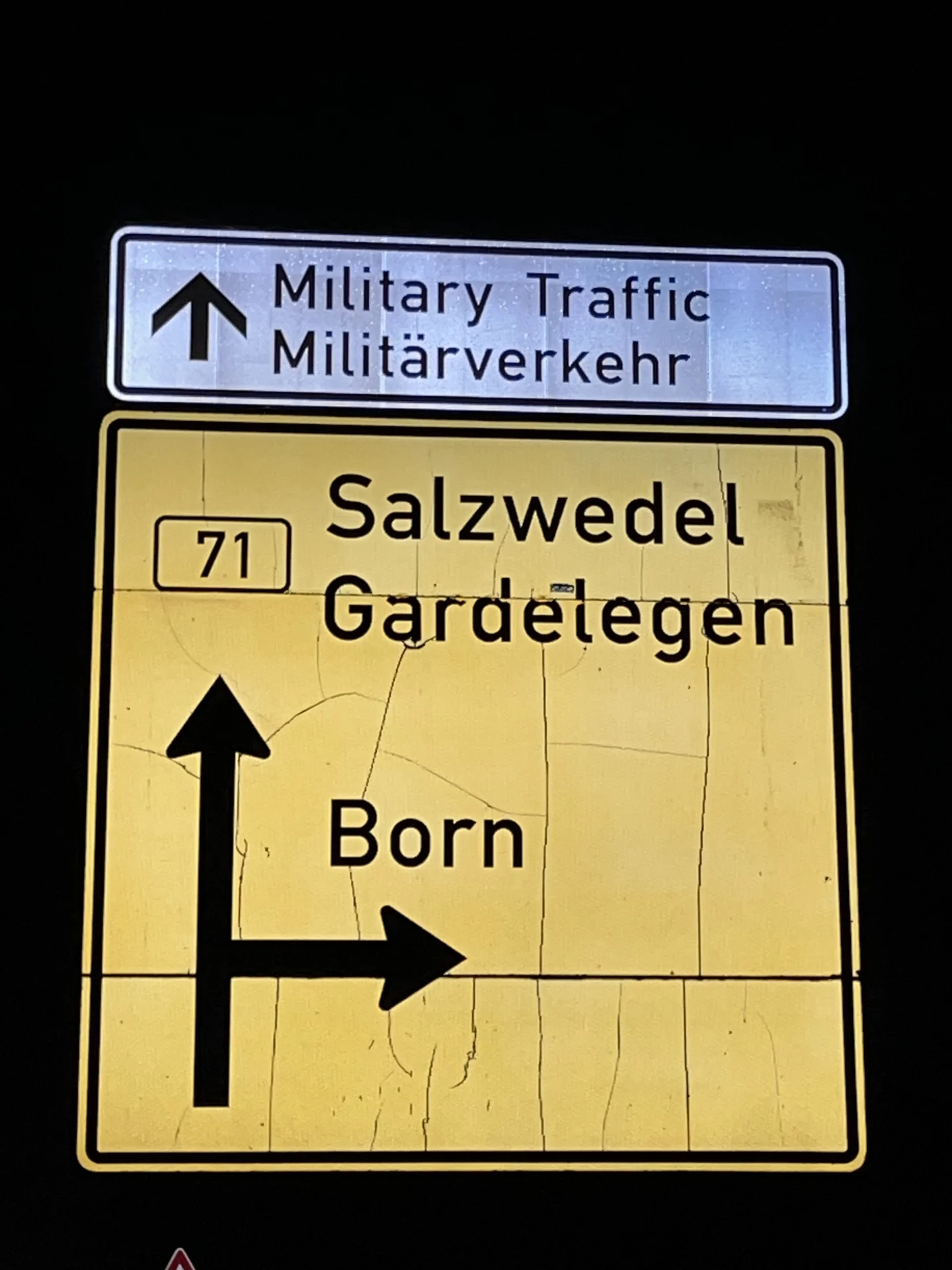 Vorgenommene Beschilderung für den Militärverkehr