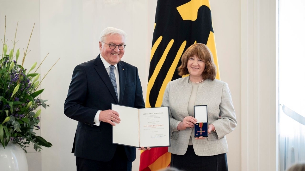 Viktoria Ladyshenski erhält das Bundesverdienstkreuz vom Bundespräsidenten Frank-Walter Steinmeier