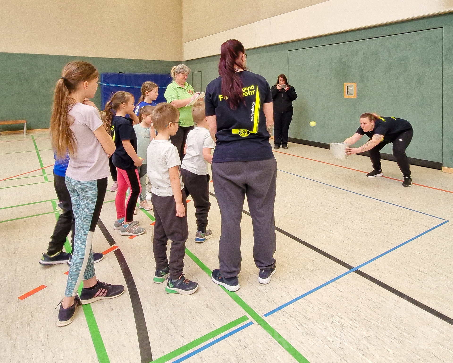 Der Ball sollte im Eimer landen. Foto: Stadt Pritzwalk