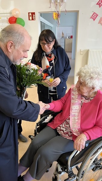 Bürgermeister Thomas Schmidt gratuliert Frau Pliverits zum 100. Geburtstag.