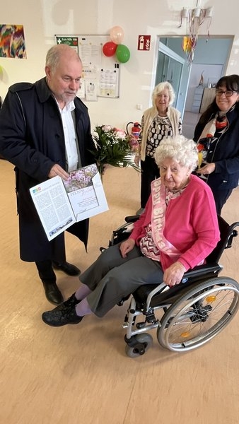 Schmidt überreicht die Urkunde.