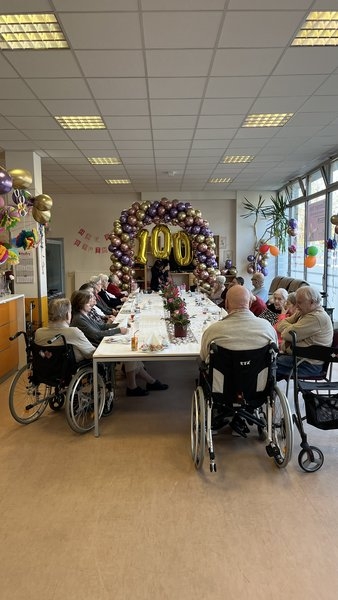 Die Bewohner der Pflegeeinrichtung feiern mit.