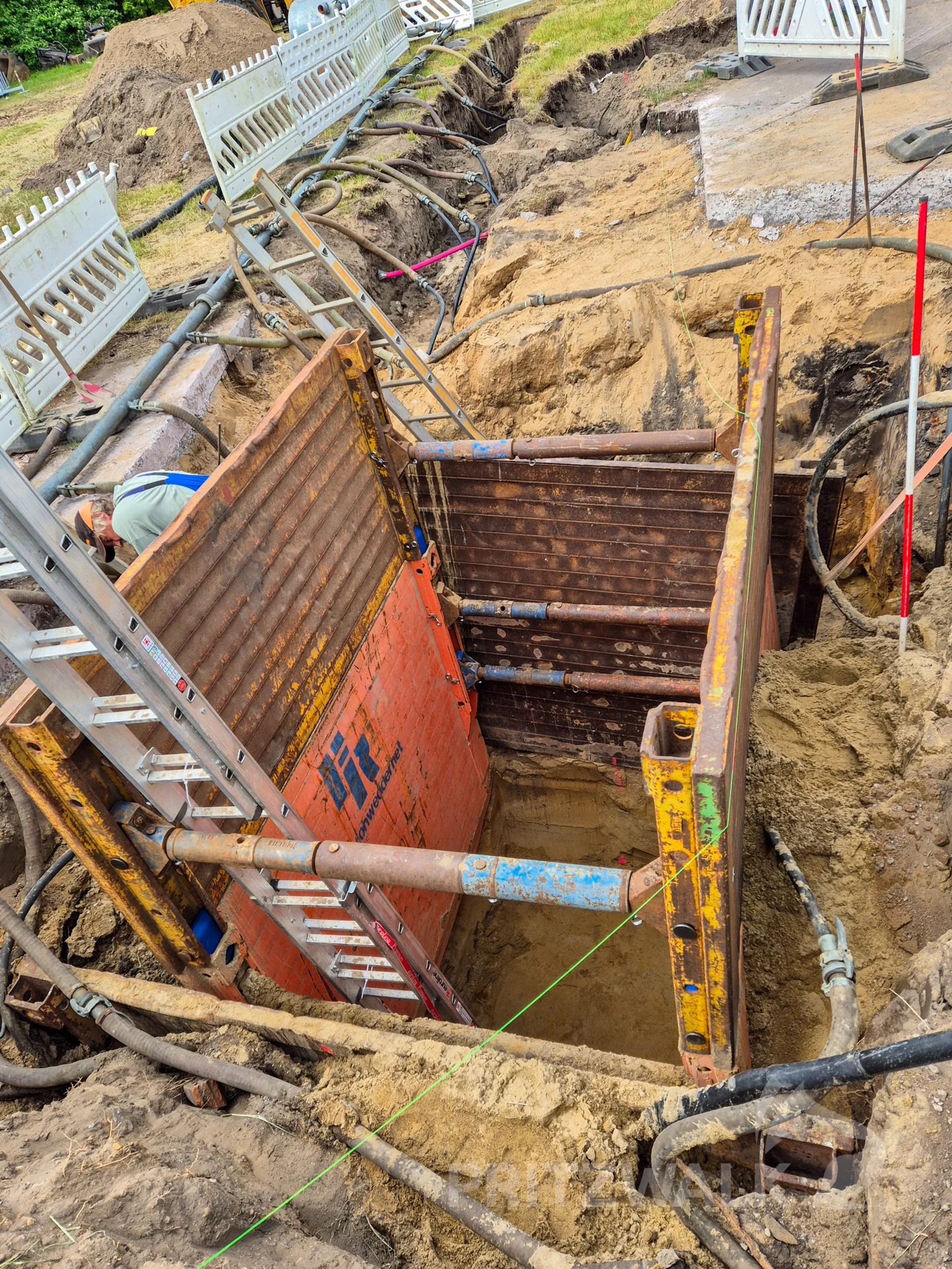 Vier Meter tief ist der Schacht für die neuen Rohre. Foto: Stadt Pritzwalk