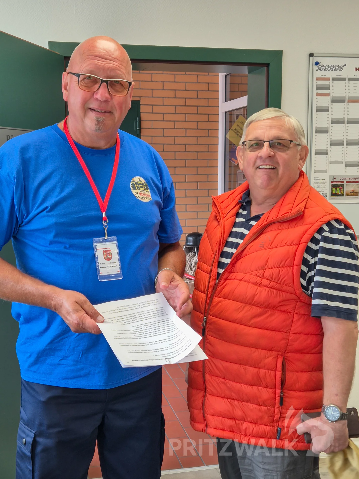 Bernd Klingenberg (r.) war extra aus Oranienburg gekommen, um seinem ehemaligen Jugendwart Peter Gronau (l.) die Hand zu schütteln. Foto: Stadt Pritzwalk
