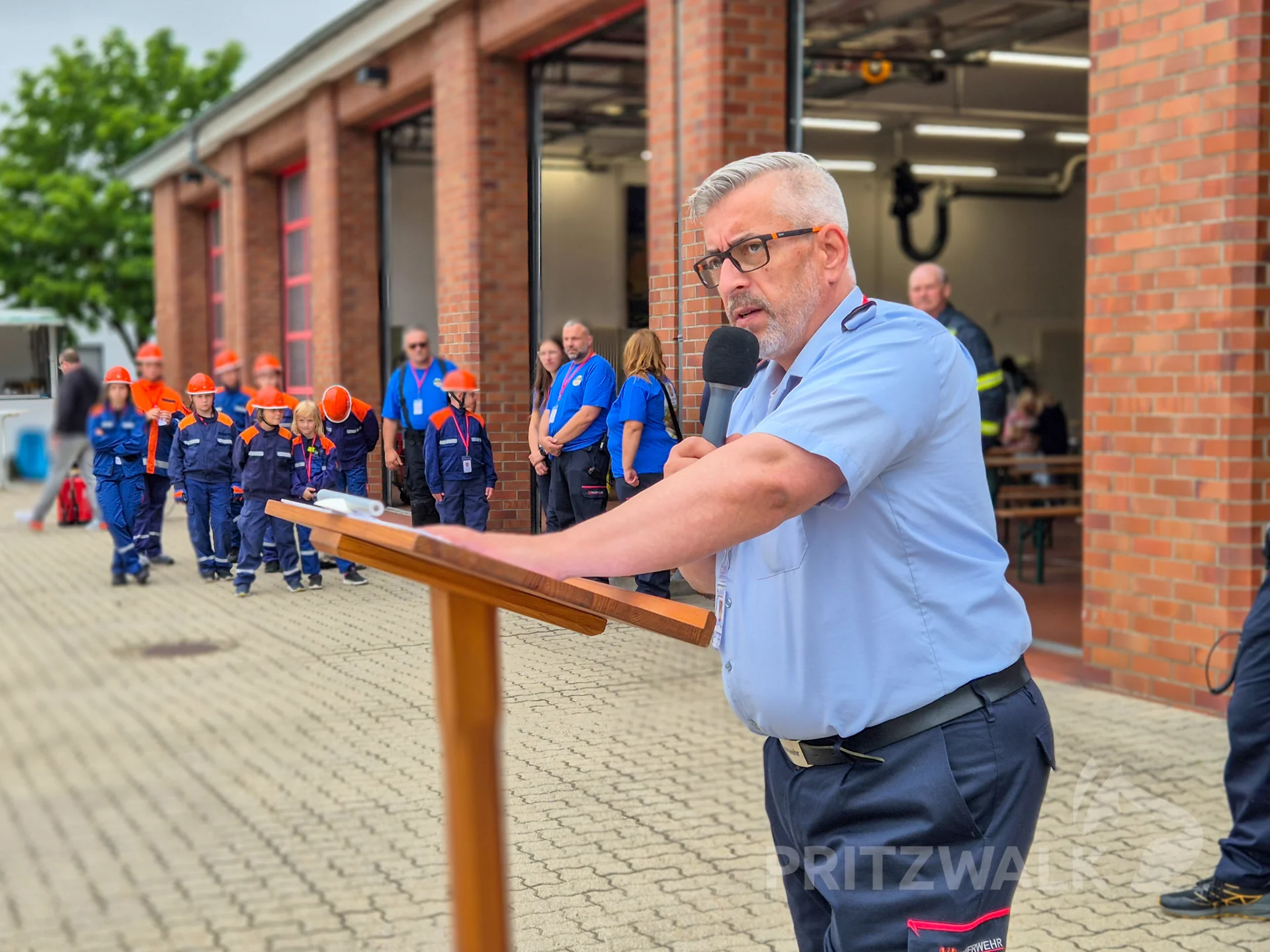 Stadtwehrführer Adrian Zechser begrüßte die Besucher. Foto: Stadt Pritzwalk