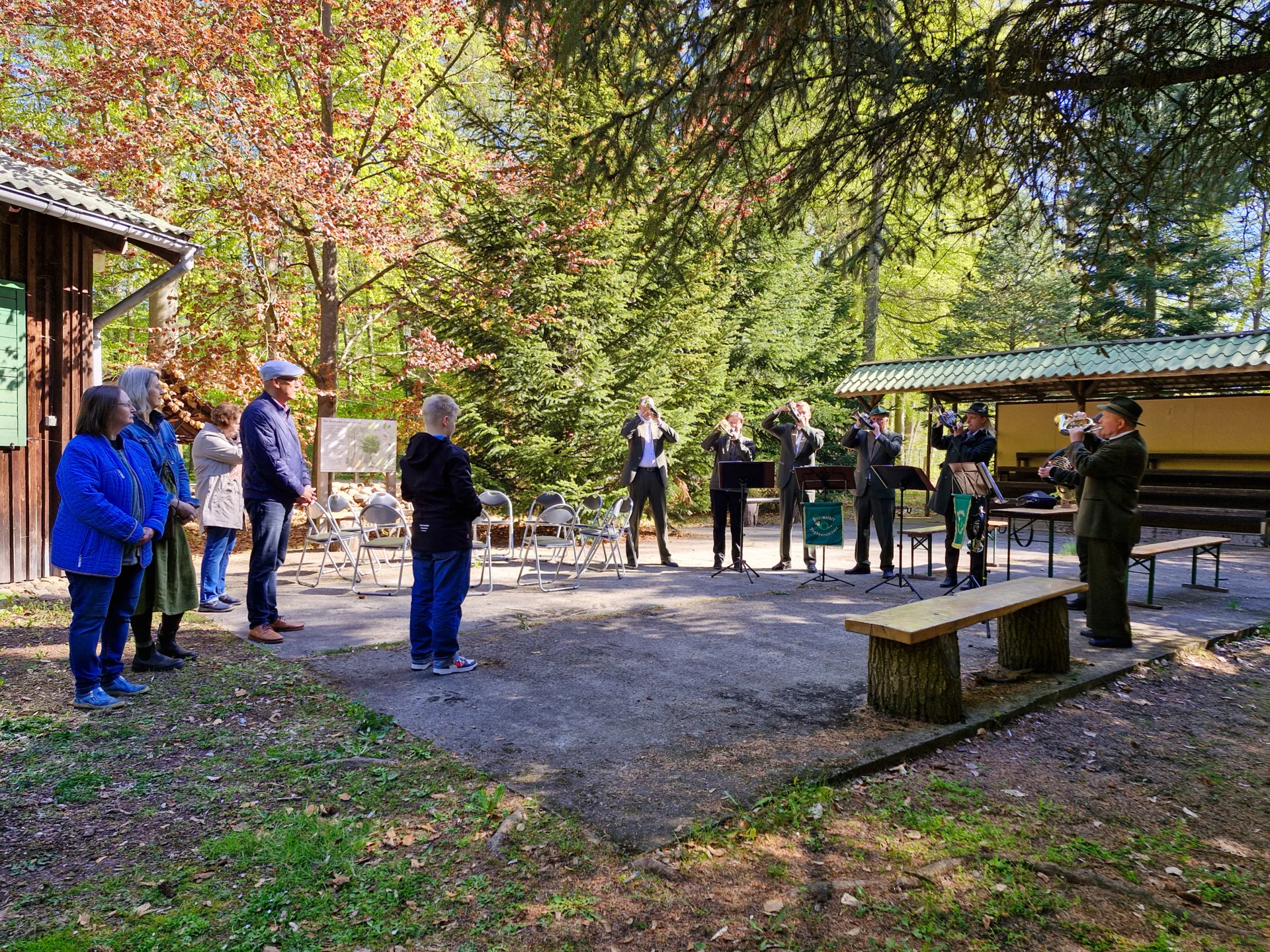 Jagdhornbläser gaben den musikalischen Auftakt für den Tag des Waldes in der Pritzwalker Waldschule im Hainholz. Foto: Stadt Pritzwalk