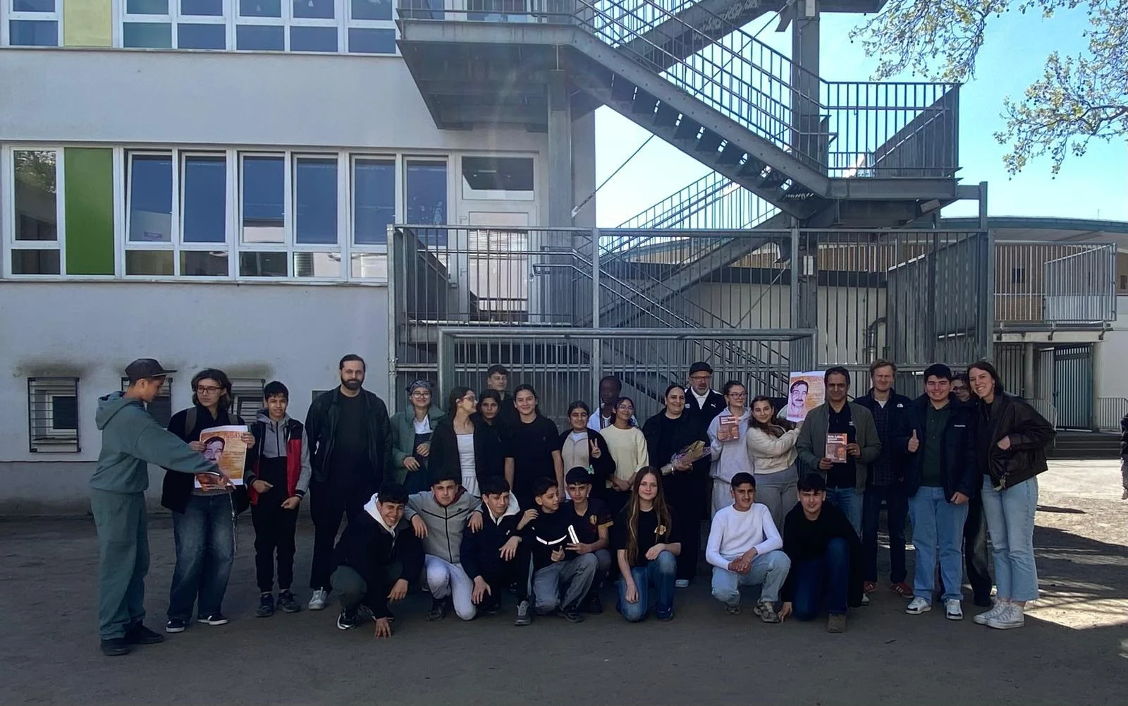 Klasse 7.4 uns Projektpartner auf dem Schulhof der AFG
