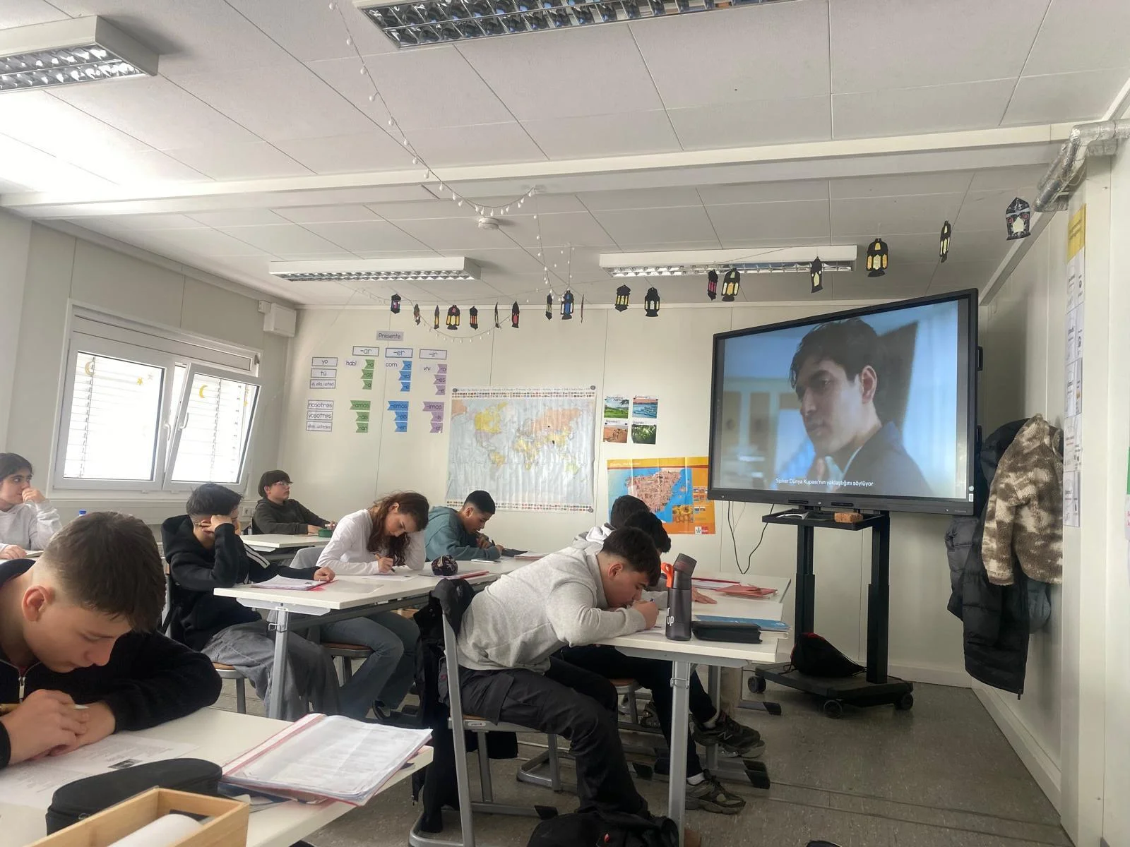 Klasse 7.4 arbeitet am Projekt