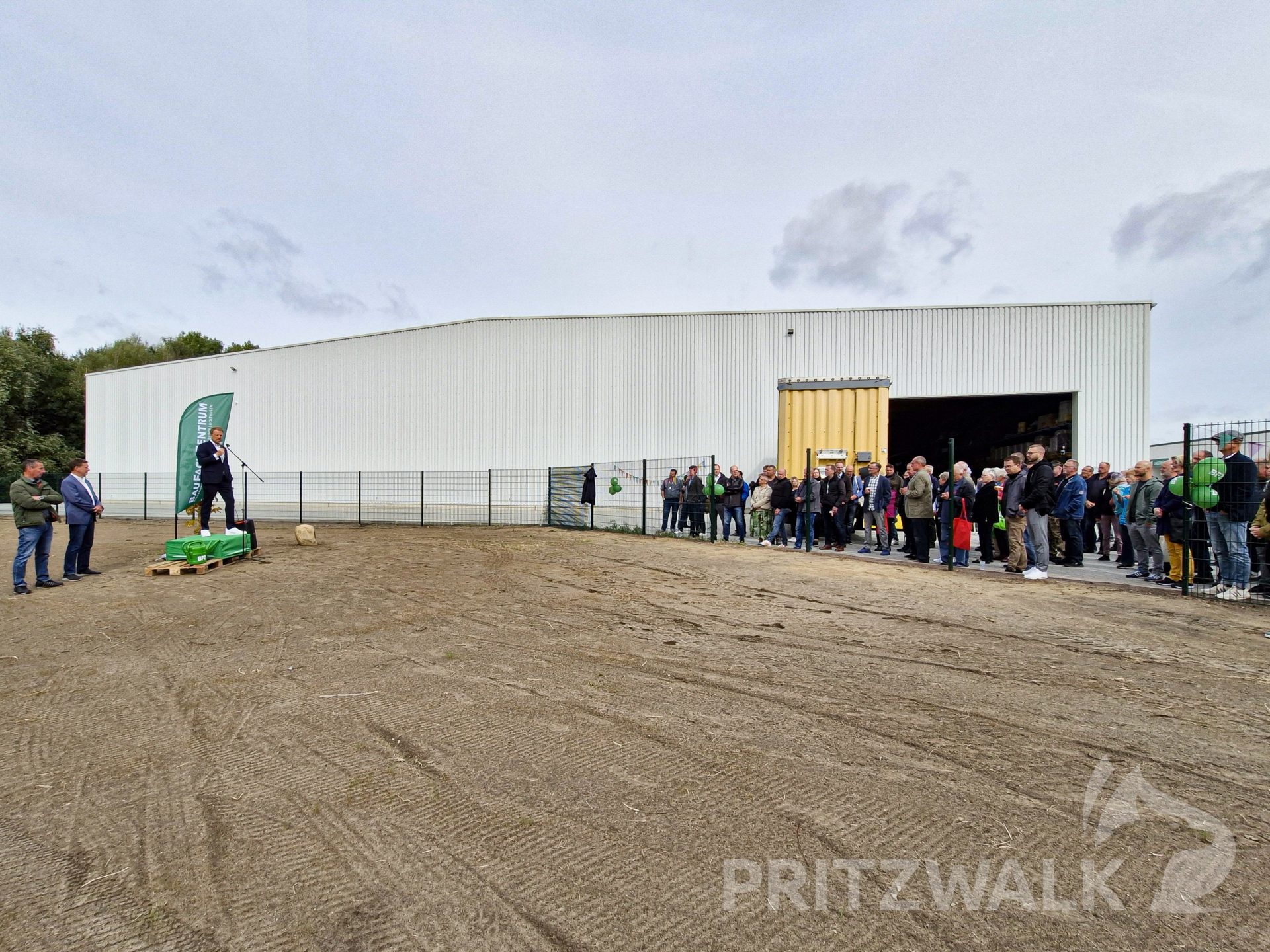 Unzählige Besucher waren zur Neueröffnung der Lagerhalle gekommen. Foto: Sandra Bels