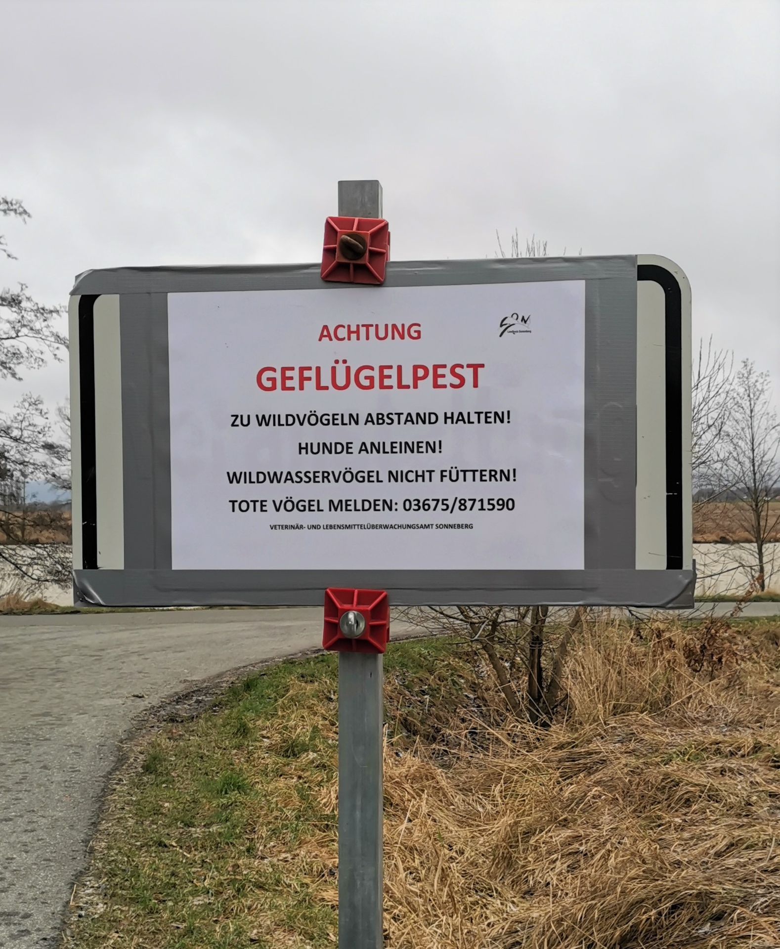 Geflügelpest_Hinweisschild der Veterinärbehörde am Speicher Rohof_Foto LRA SON