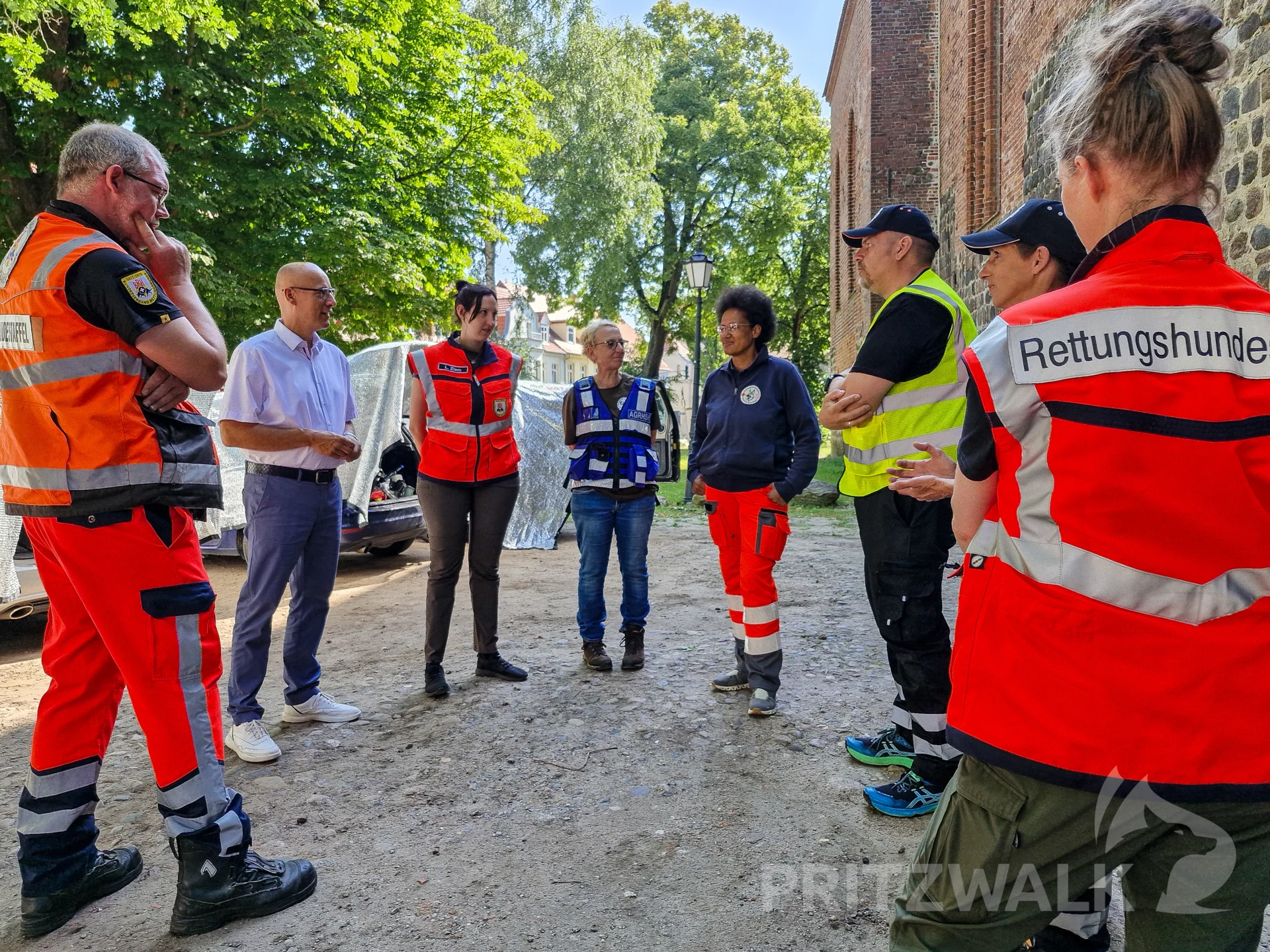 Bürgermeister Dr. Ronald Thiel kam mit den Rettungshundeführern ins Gespräch. Foto: Stadt Pritzwalk