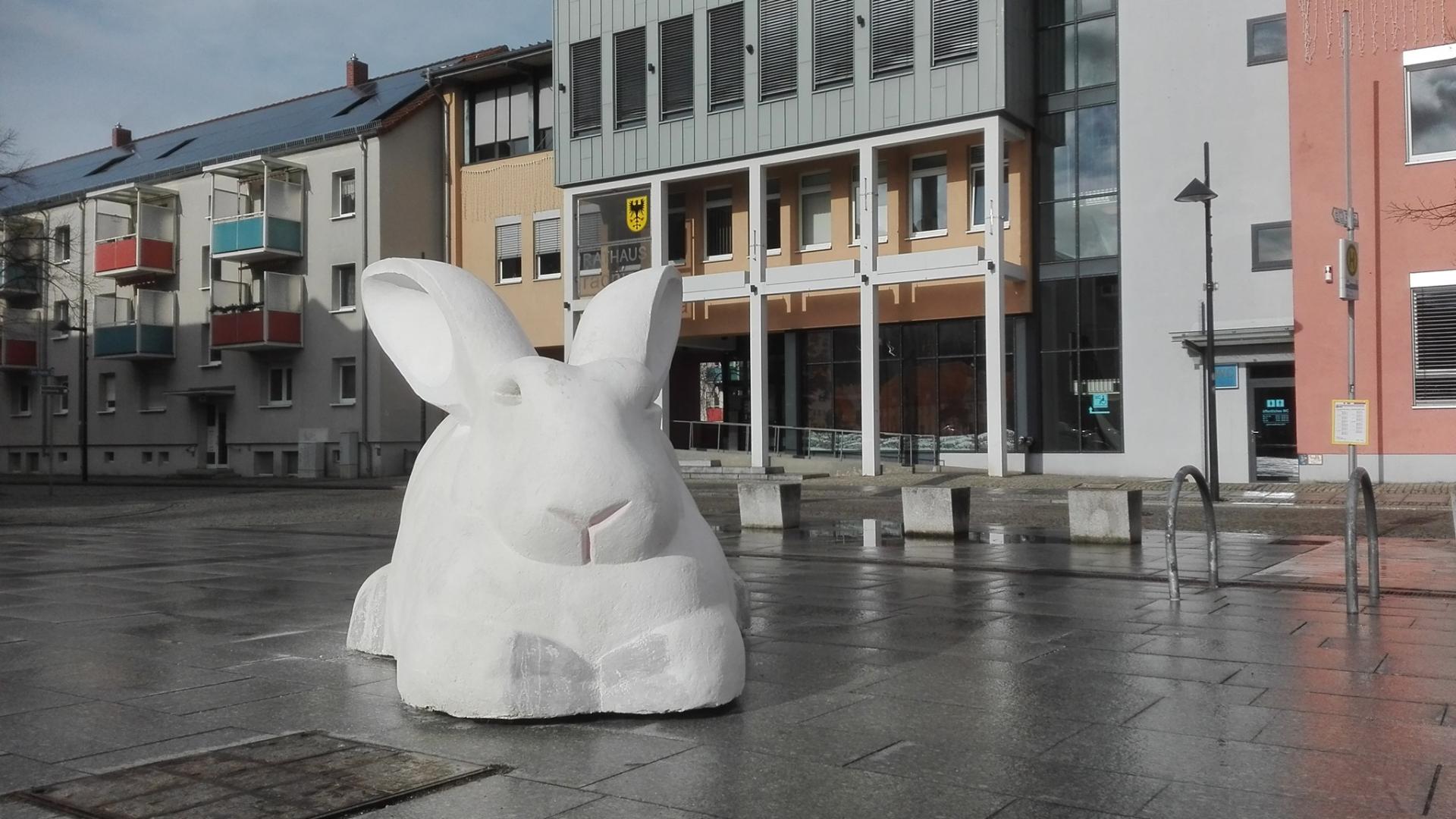 Die Rathausgalerie bot Anfang 2020 eine Gemeinschaftsausstellung unter dem Titel "Panorama". Der Weiße Hase stammt vom Töpchiner Künstler Harald Müller. Foto: Dörthe Ziemer