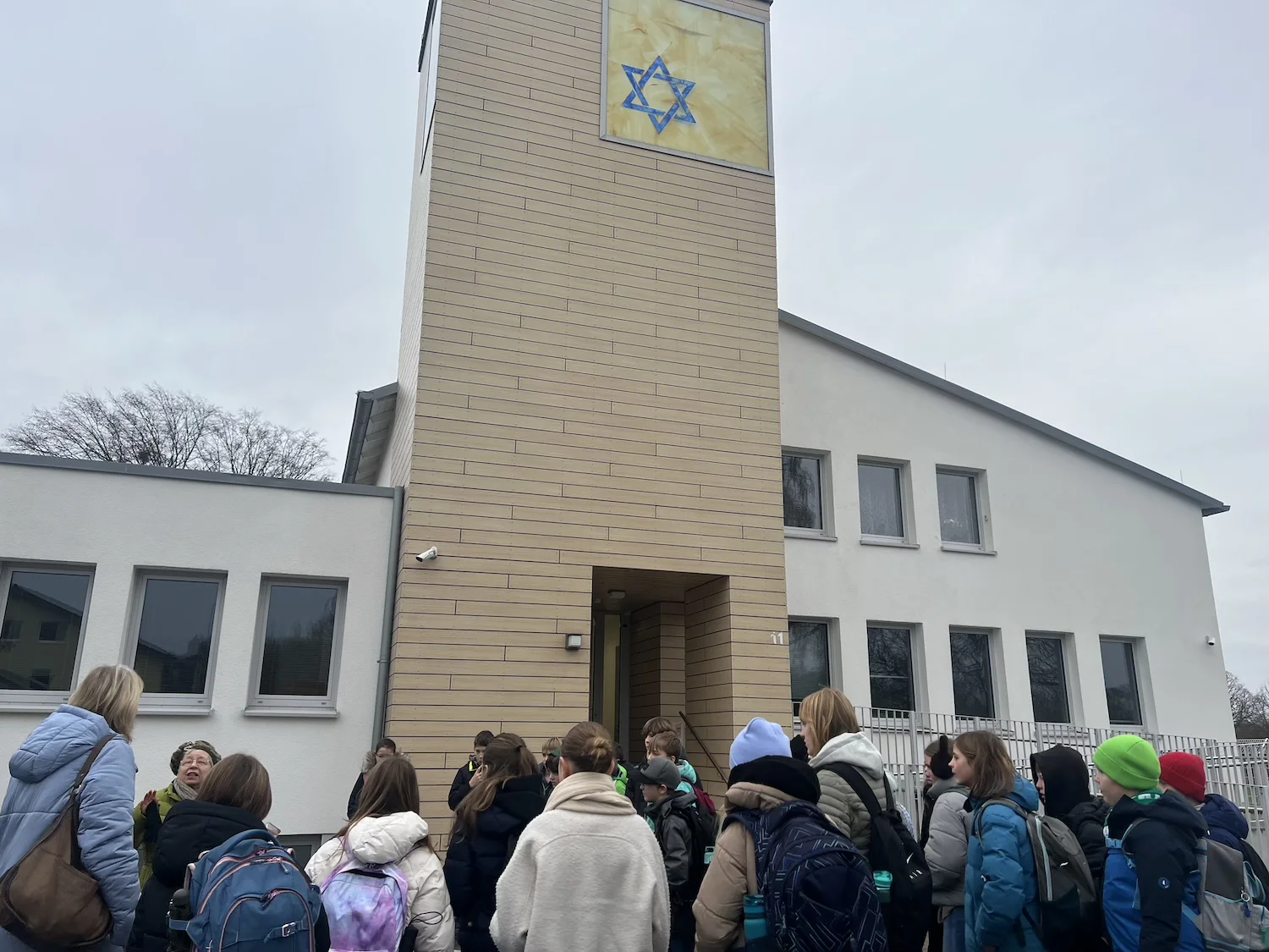 Vor dem Eingang