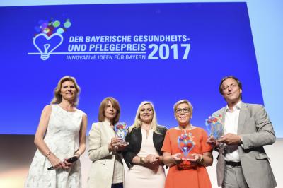 Foto zur Meldung: KUNO Klinik St. Hedwig erhält den Bayerischen Gesundheits- und Pflegepreis 2017 von Staatsministerin Melanie Huml. Glückwunsch!