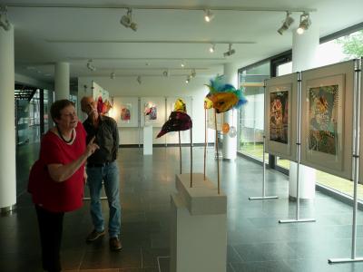 © Landkreis Teltow-Fläming -  Margitta Wünsche (Landkreis TF) und der Künstler Peter Panzner beim Arrangieren der Ausstellung