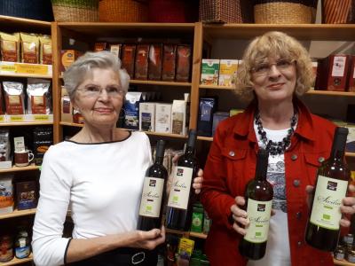 Ingrid Bernardi und Monika Hof (v.l.) präsentieren Rot- und Weißwein "von befreitem Land" aus Italien.