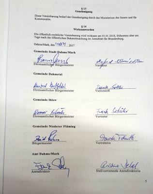 Unterzeichnung der Öffentlich-rechtliche Vereinbarung über den Beitritt der Gemeinde Niederer Fläming zum Amt Dahme/Mark