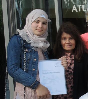 Foto zur Meldung: Heba Al Bayoush aus der 9b erhält als eine der Landesbesten ihr deutsches Sprachdiplom