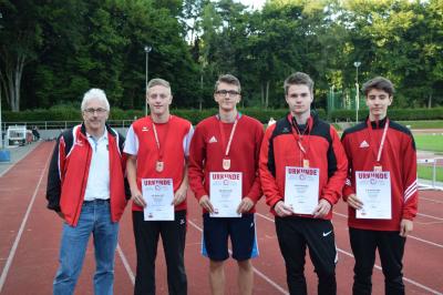 Die 4 x 100 m- Staffel mit Trainer Gerd Barke