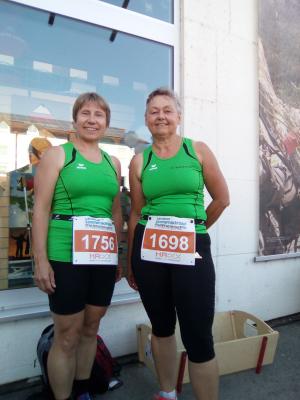 Läuferinnen des TV Wallersdorf  auf dem Siegertreppchen