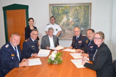 Bürgermeister Heiko Müller und Vertreter der Feuerwehrverbände unterzeichnen den Vertrag über die Ausrichtung des Deutschen Jugendfeuerwehrtages und des Deutschen Feuerwehrverbandstages.