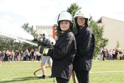 Mädchen und Jungen der 10. Klasse des Vicco-von-Bülow Gymnasiums zeigen, was sie bei der Feuerwehr gelernt haben. (Foto: Jörg Hafemeister)