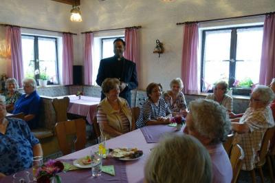 Foto zur Meldung: Gemütlicher Seniorennachmittag mit Pater Bettoy Joy Kulathinal