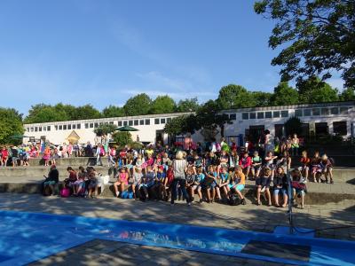 Die Nienburger Grundschüler sind zum Kinderfest ins Schwimmbad gekommen (Bild vergrößern)