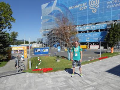 Michael Ritter vor der riesigen Duna Arena in Budapest (Bild vergrößern)