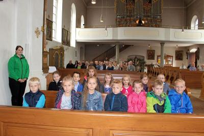 Foto zur Meldung: Pfarrer Josef Drexler segnet 14 Schulanfänger und verteilt Weihrauchkörner und verglich sie mit Talenten