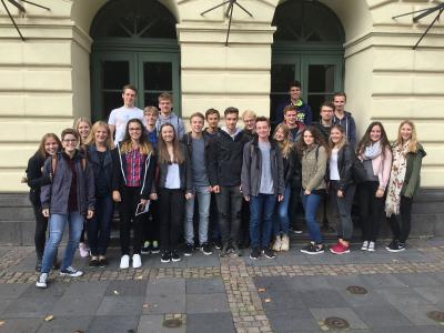 Vorschaubild zur Meldung: Deutsch-Grundkurs der MSS 13 besucht Theateraufführung "Deportation Cast"