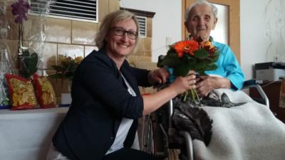 Bürgermeisterin Maria Euchler gratuliert Gertrud Brand