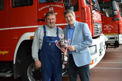 Bürgermeister Dr. Oliver Hermann gratuliert Uwe Kämmrich stellvertretend für die Mannschaft zum erneuten Erfolg. I Foto: Christiane Schomaker (Bild vergrößern)