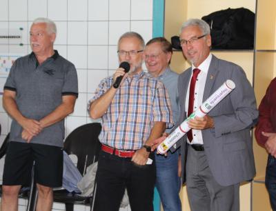 Foto: Christian Wiesner (rechts) übernimmt den Staffelstab vom OBM der Stadt Hoyerswerda Stefan Skora (mitte) Foto zur Meldung: 7. Schwimmen für Demokratie und Toleranz in Hoyerswerda - Görlitz übernimmt den Staffelstab für 2018