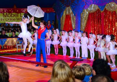 Mit Grazie präsentierten die Schülerinnen ihre Seilkunstdarbietungen in der Zirkus-Gala-Vorstellung. (Bild vergrößern)