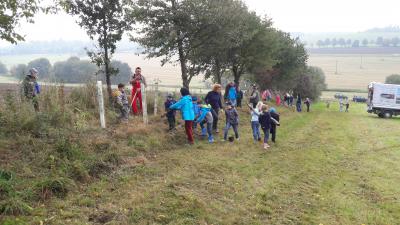 Foto zur Meldung: Die Naturpark-Grundschule in Lehesten pflanzt eine "bunte Hecke"