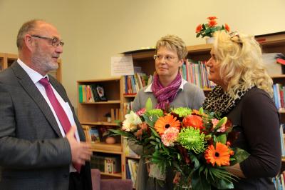 Bürgermeister Hans-Ulrich Hengst begrüßt Silke Riedel (ganz rechts) als neue Schulleiterin der Fontane-Grundschule sowie ihre Stellvertreterin Manja Baumann